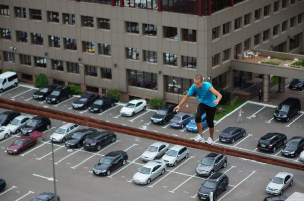 不要命了！走鋼索+單手掛高樓的男人1