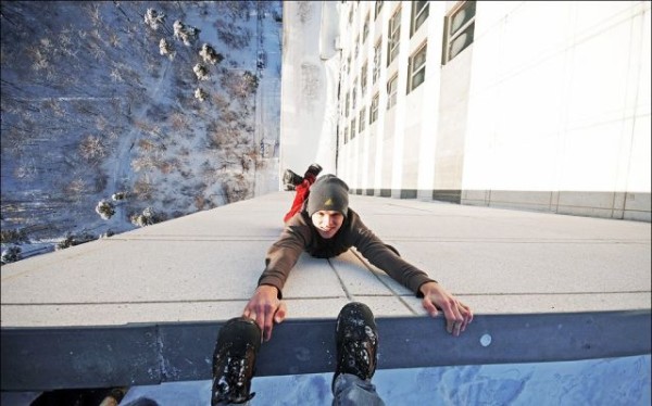 不要命了！走鋼索+單手掛高樓的男人10