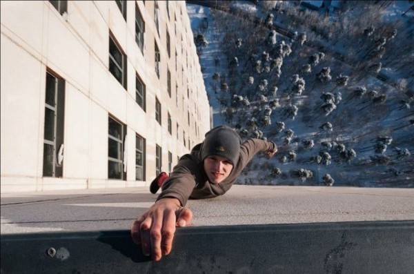 不要命了！走鋼索+單手掛高樓的男人12