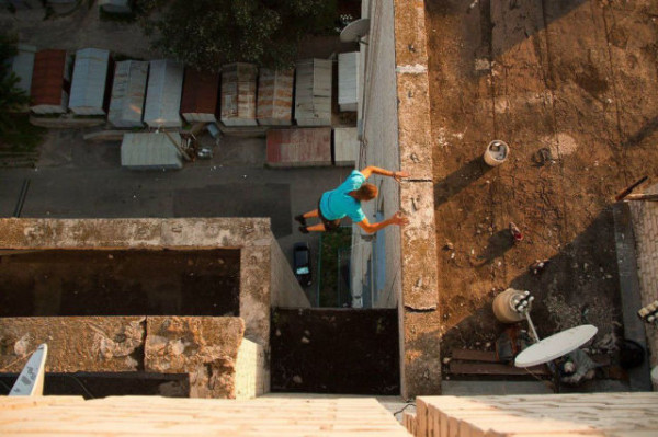 不要命了！走鋼索+單手掛高樓的男人14