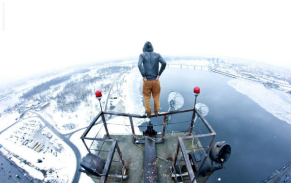 不要命了！走鋼索+單手掛高樓的男人15