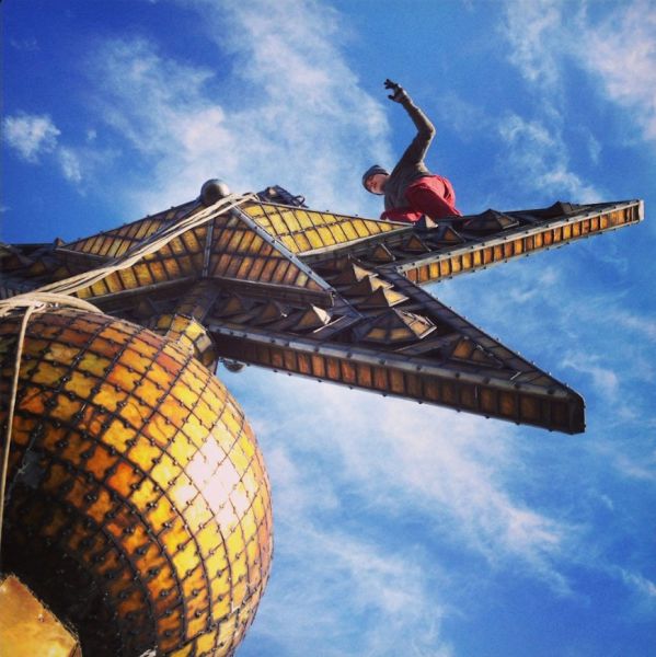 不要命了！走鋼索+單手掛高樓的男人16