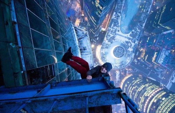 不要命了！走鋼索+單手掛高樓的男人17