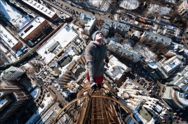 不要命了！走鋼索+單手掛高樓的男人19