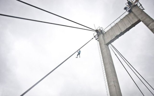 不要命了！走鋼索+單手掛高樓的男人2