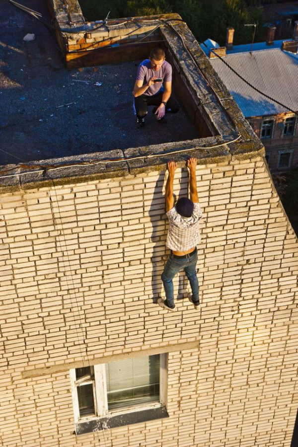 不要命了！走鋼索+單手掛高樓的男人20