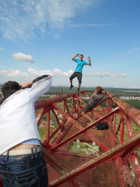 不要命了！走鋼索+單手掛高樓的男人6