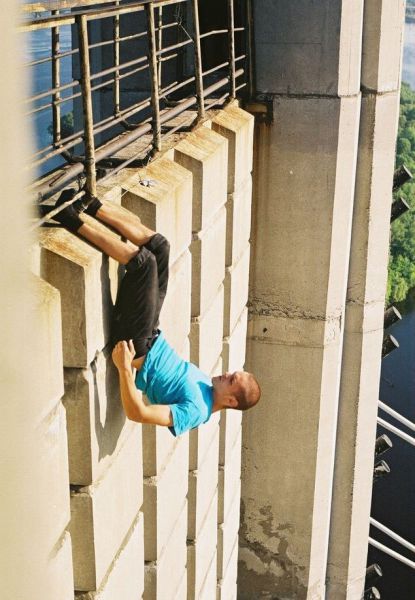 不要命了！走鋼索+單手掛高樓的男人7