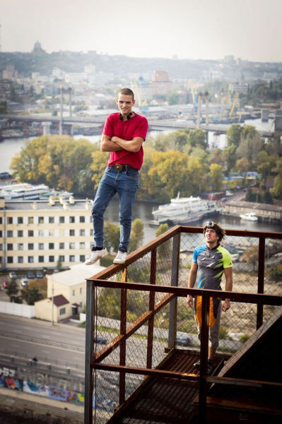 不要命了！走鋼索+單手掛高樓的男人8