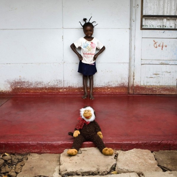 各國孩子展示自己的玩具11