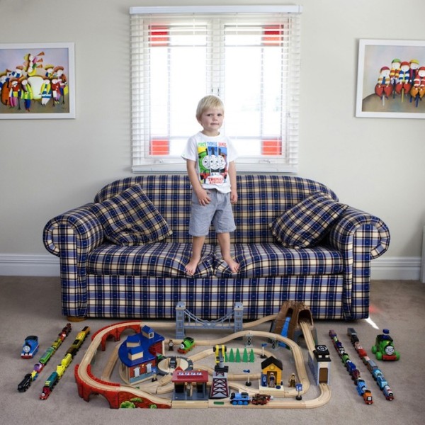 各國孩子展示自己的玩具12