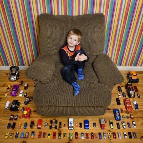 各國孩子展示自己的玩具13