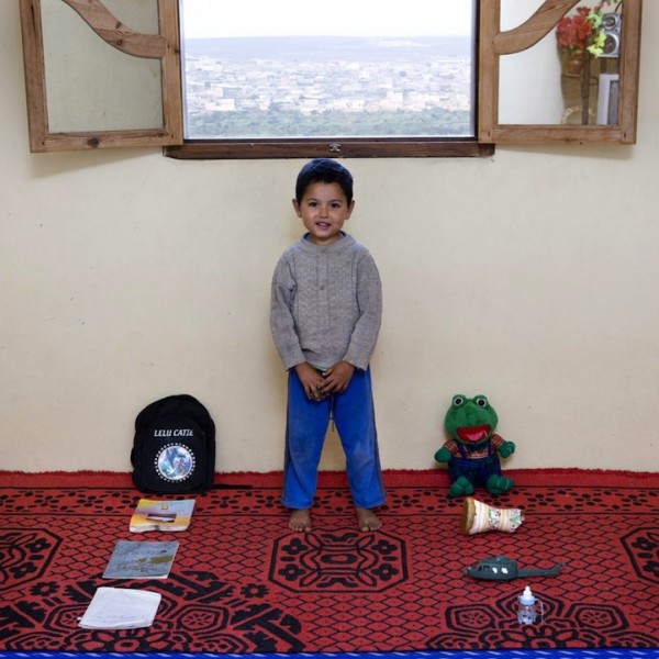 各國孩子展示自己的玩具15