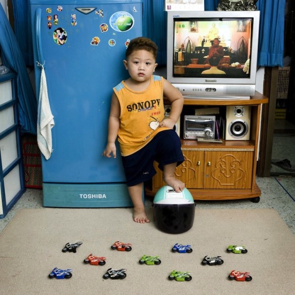 各國孩子展示自己的玩具19