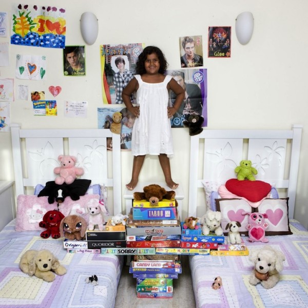 各國孩子展示自己的玩具20