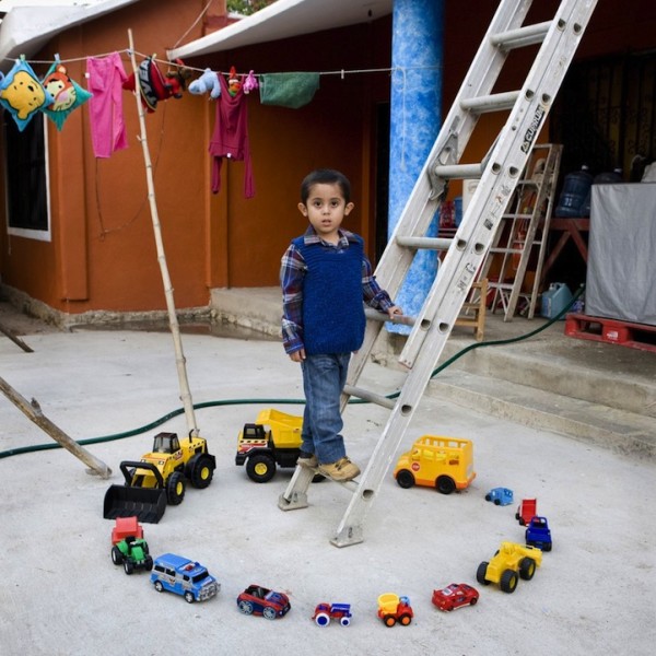 各國孩子展示自己的玩具3