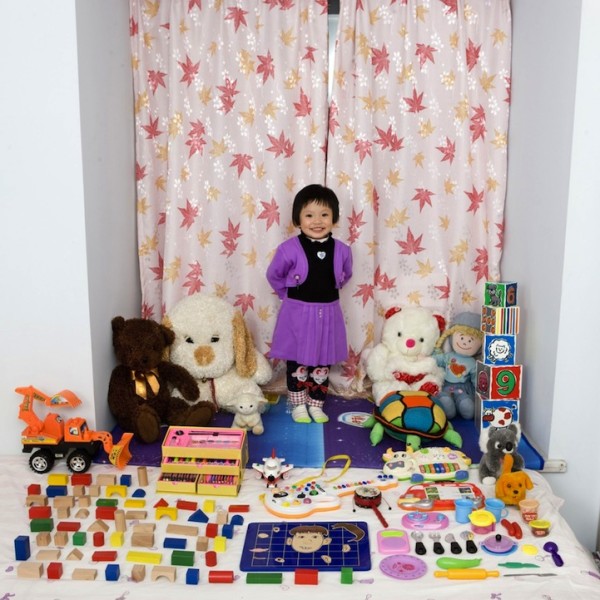 各國孩子展示自己的玩具7