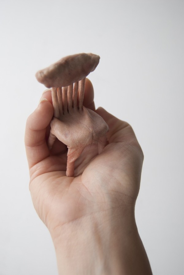 催吐用！假人皮製的噁心家具5