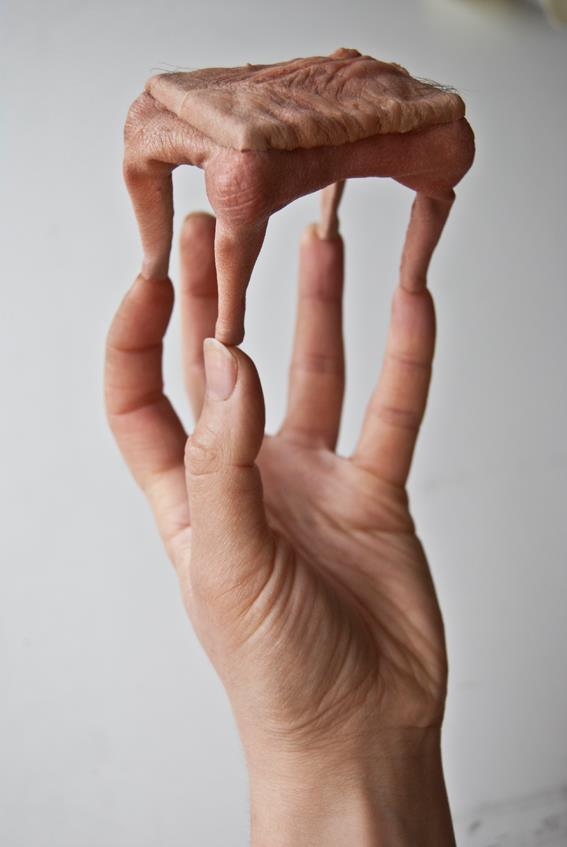 催吐用！假人皮製的噁心家具9