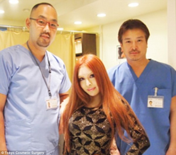 瘋了？花了三百萬整成洋娃娃的日本女人6