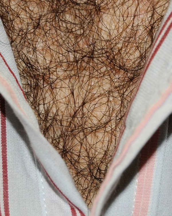 男人胸口上的V10