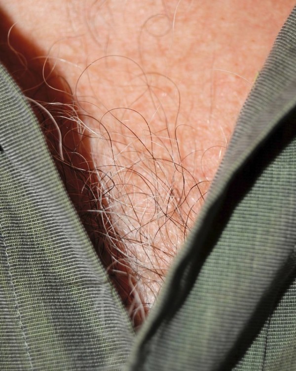 男人胸口上的V12