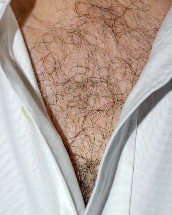 男人胸口上的V13