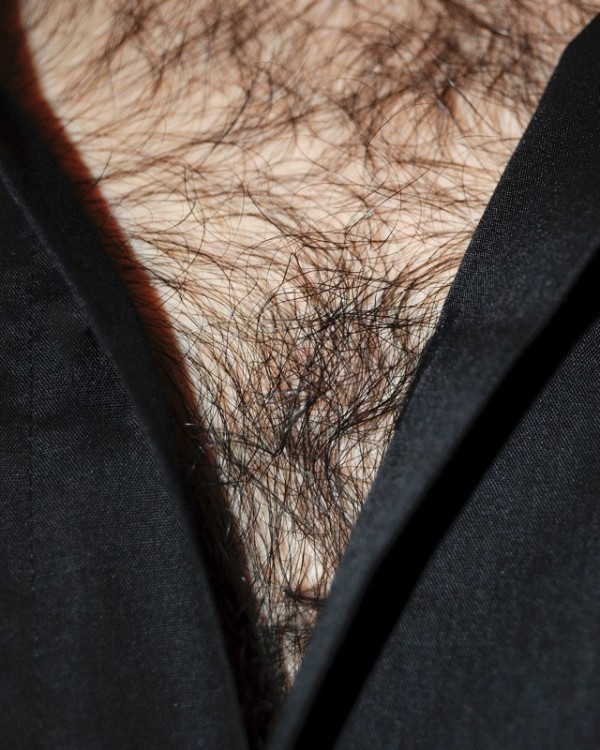 男人胸口上的V14