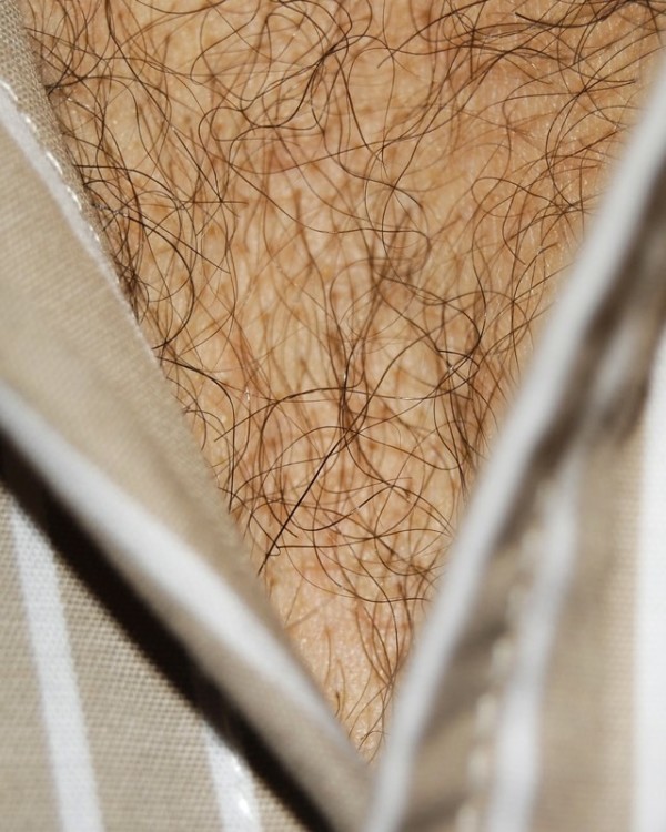 男人胸口上的V15