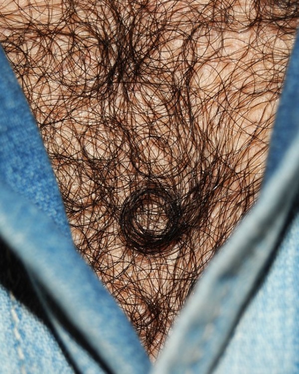 男人胸口上的V16