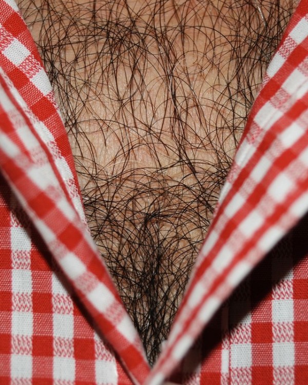 男人胸口上的V2