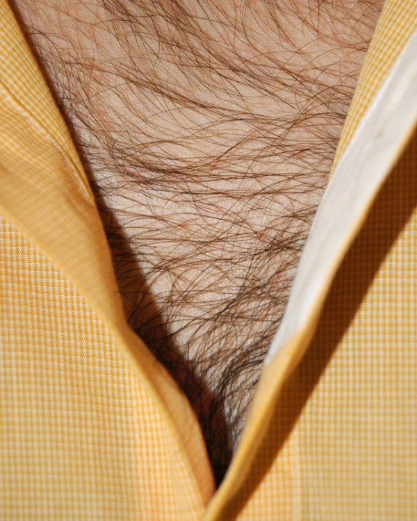 男人胸口上的V3