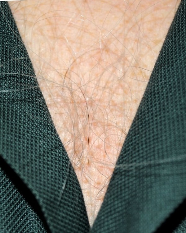 男人胸口上的V5