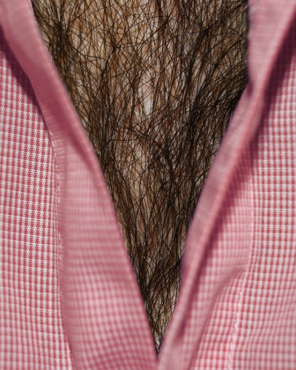 男人胸口上的V6