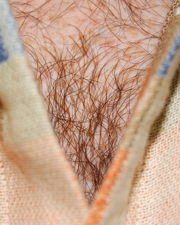 男人胸口上的V7