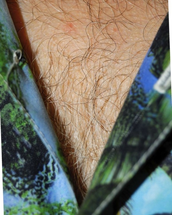 男人胸口上的V8