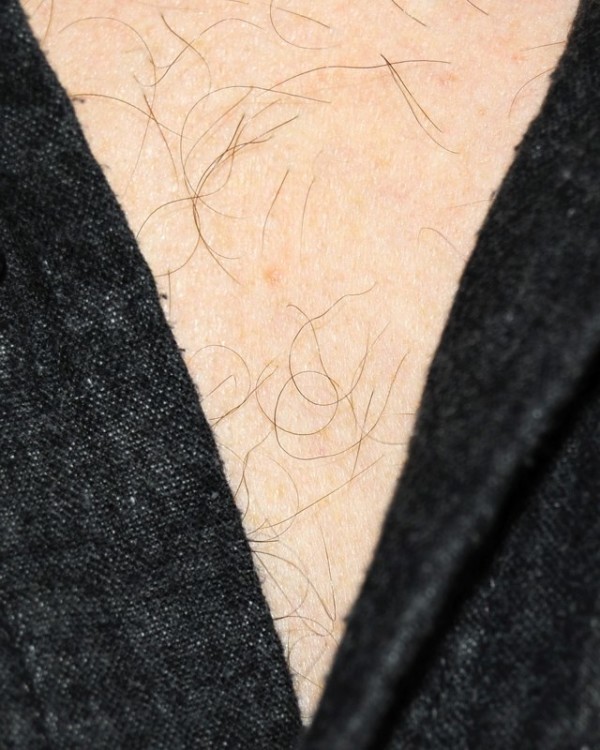 男人胸口上的V9