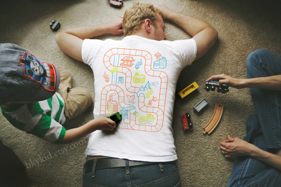 穿上這件T-shirt，小孩主動幫你按摩！3