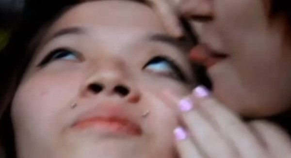 花惹發？日本學生興起舔眼風1