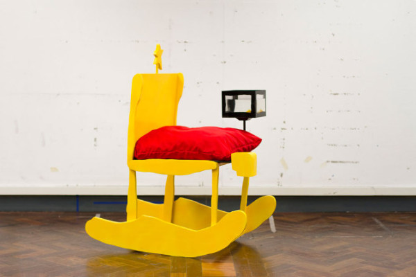 藝術家把小孩畫的椅子蓋出來5