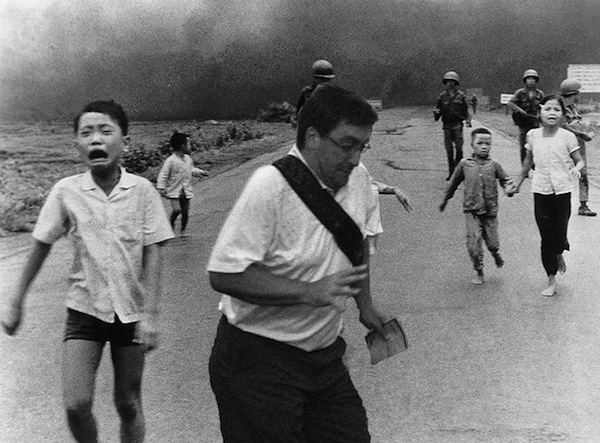 不小心擋到人家求婚照而爆紅的借過男10