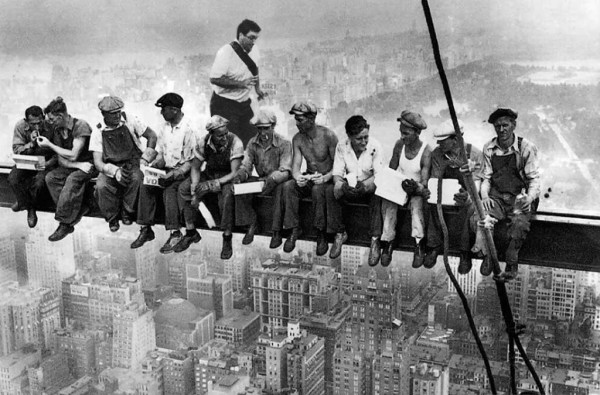 不小心擋到人家求婚照而爆紅的借過男12