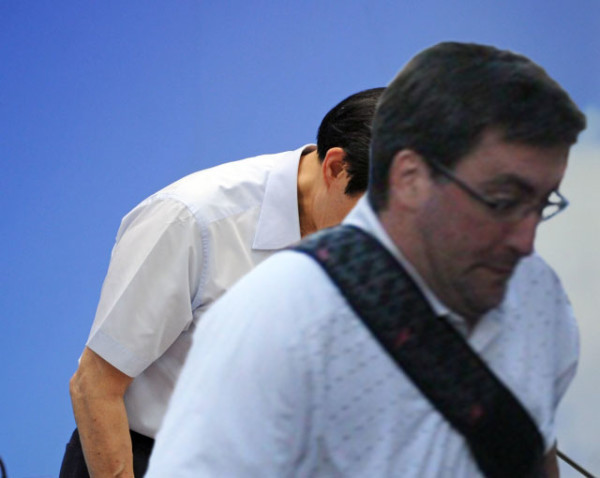 不小心擋到人家求婚照而爆紅的借過男13