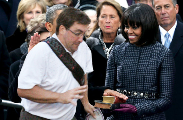 不小心擋到人家求婚照而爆紅的借過男15