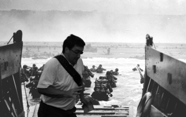 不小心擋到人家求婚照而爆紅的借過男16