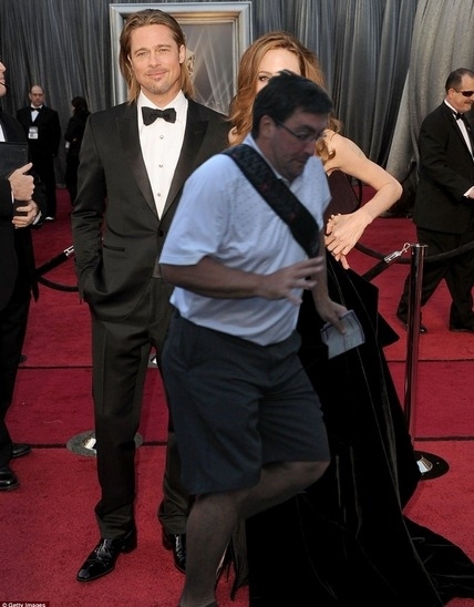 不小心擋到人家求婚照而爆紅的借過男18