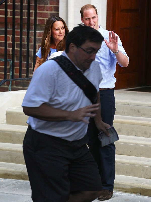 不小心擋到人家求婚照而爆紅的借過男2