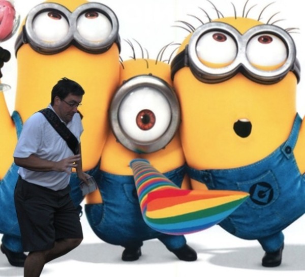 不小心擋到人家求婚照而爆紅的借過男20