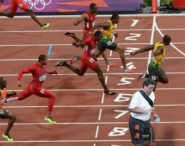 不小心擋到人家求婚照而爆紅的借過男5