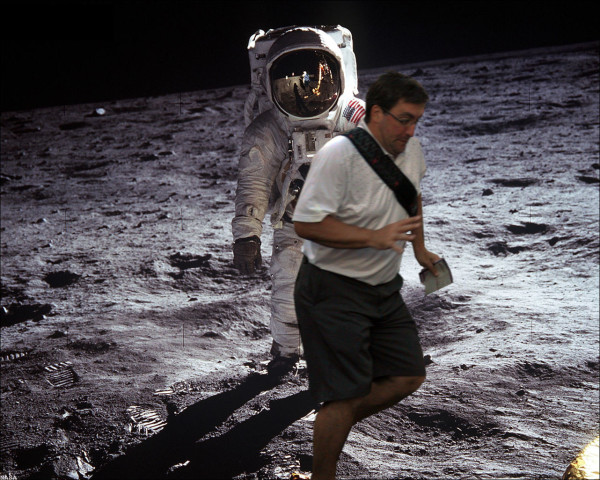 不小心擋到人家求婚照而爆紅的借過男8